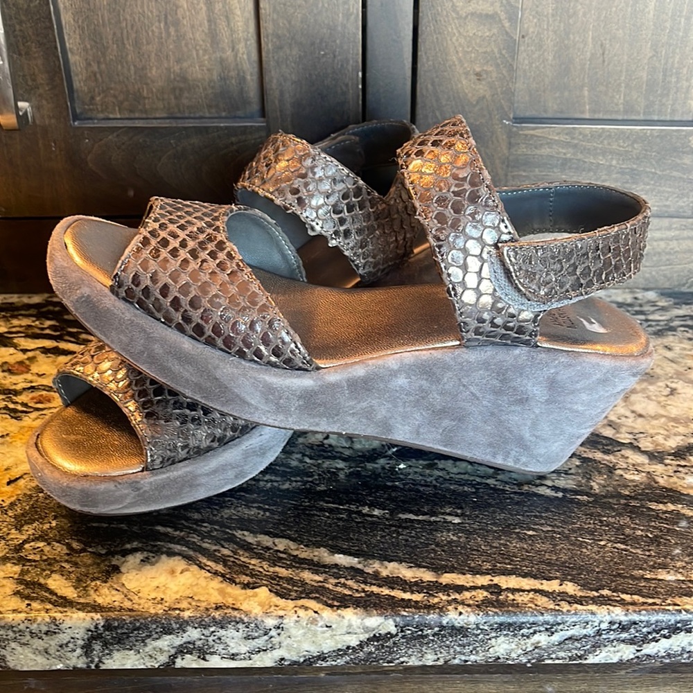 Size 9 Johnston and Murphy Wedge Sandals